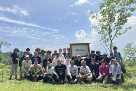 木材を使う企業としての責任を、森で学ぶ。